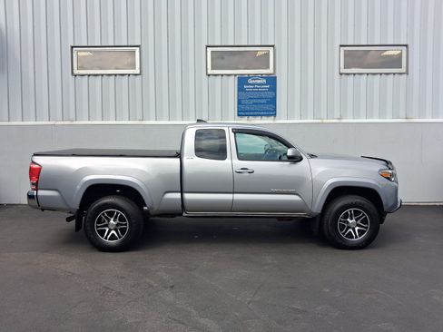 Used 2017 Toyota Tacoma SR5 w/ Tow Package AWD/4WD image 9
