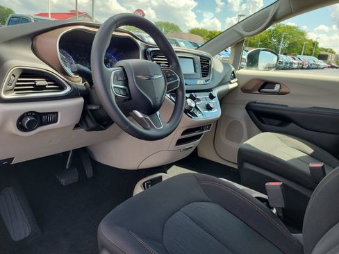 Used 2017 Chrysler Pacifica LX w/ Tire & Wheel Group FWD image 21