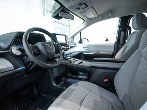 Used 2025 Toyota Sienna LE AWD/4WD image 4