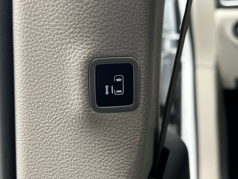 Used 2024 Chrysler Pacifica Touring-L image 16