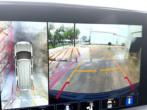 Used 2023 GMC Yukon XL SLT w/ SLT Premium Package image 7