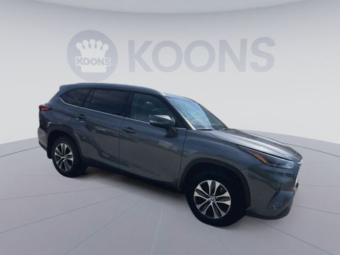 Used 2022 Toyota Highlander XLE image 2