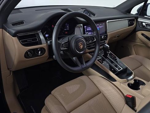 Certified 2025 Porsche Macan image 4