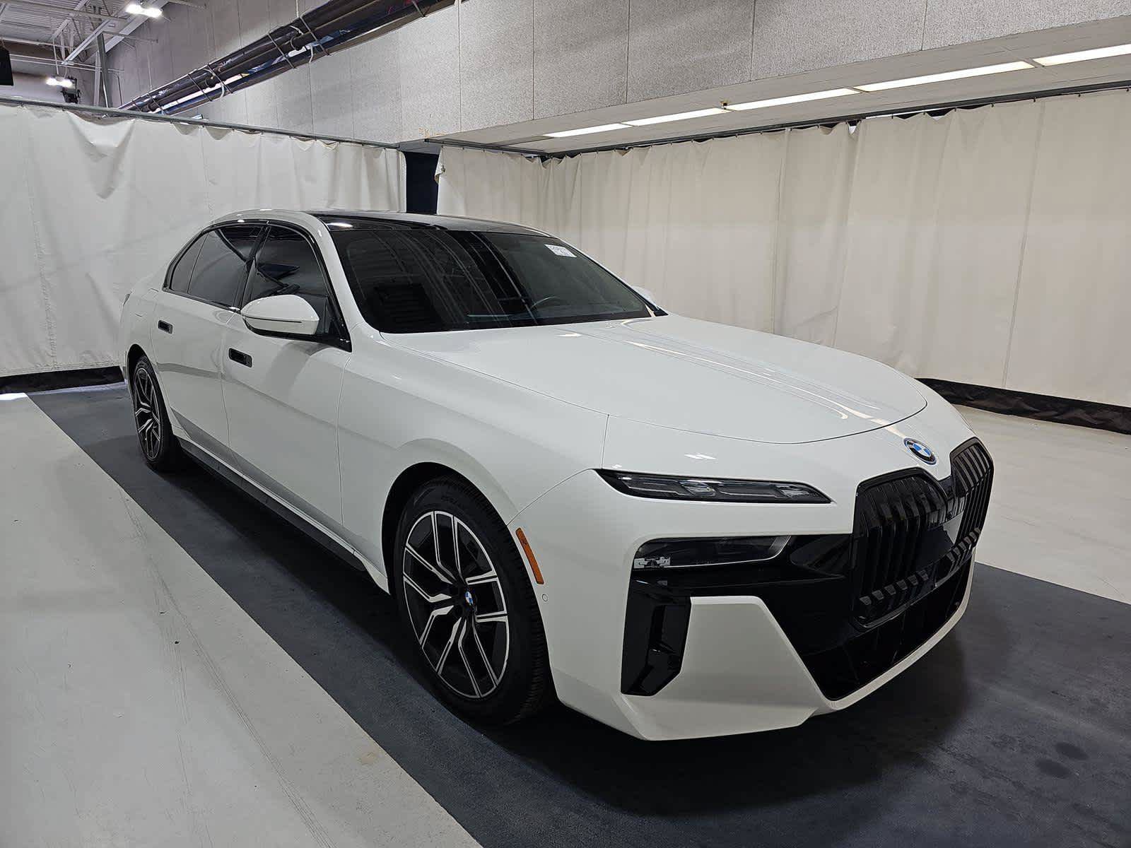 Used 2024 BMW i7 xDrive60 AWD/4WD image 2