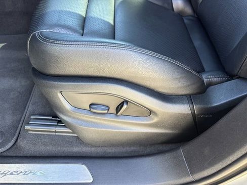 Used 2024 Porsche Cayenne image 19