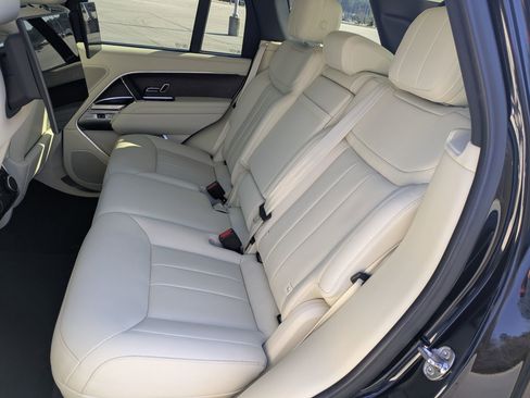 Certified 2025 Land Rover Range Rover SE image 27