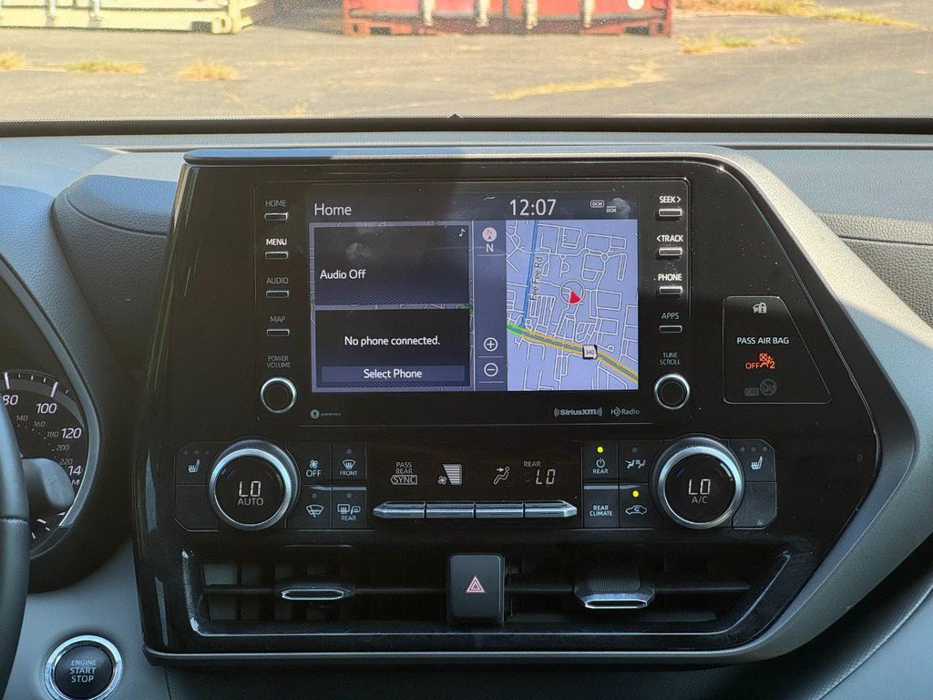 Used 2022 Toyota Highlander XLE AWD/4WD image 21