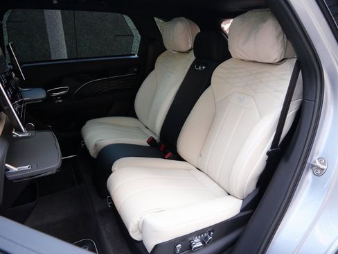 New 2025 Bentley Bentayga Extended Wheelbase image 27