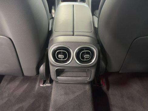 Used 2025 Mercedes-Benz GLC 350e 4MATIC image 25