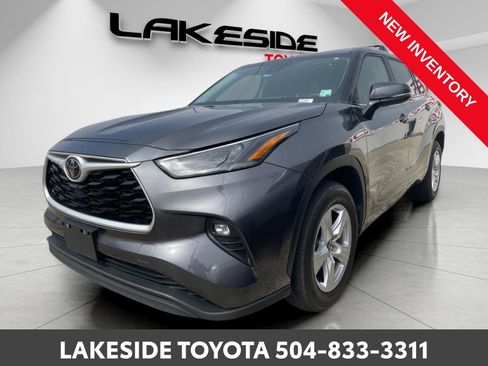 Used 2023 Toyota Highlander LE image 3