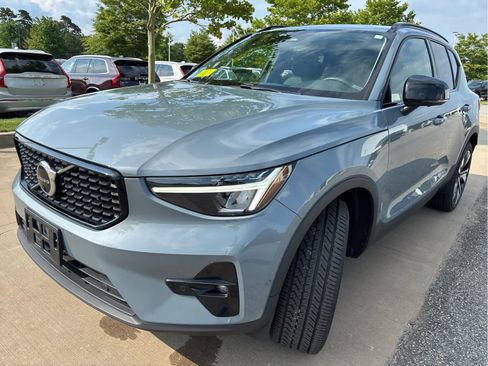 Used 2023 Volvo XC40 B5 Plus w/ Protection Package Premier AWD/4WD image 4
