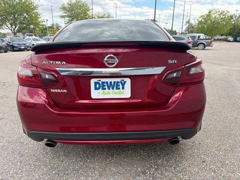 Used 2017 Nissan Altima 2.5 SR w/ Midnight Edition Package FWD image 4