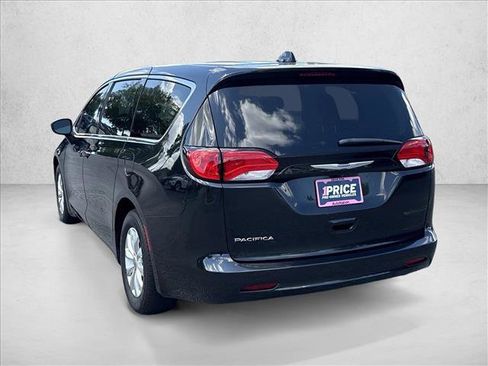 Used 2017 Chrysler Pacifica Touring w/ Tire & Wheel Group FWD image 7