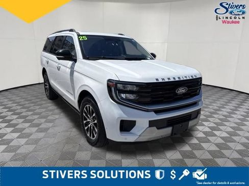 Used 2025 Ford Expedition Platinum AWD/4WD image 3
