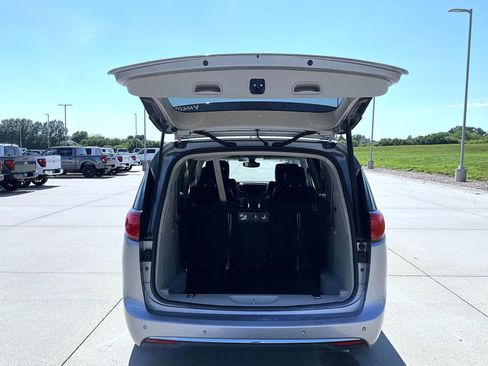 Used 2017 Chrysler Pacifica Touring-L FWD image 22