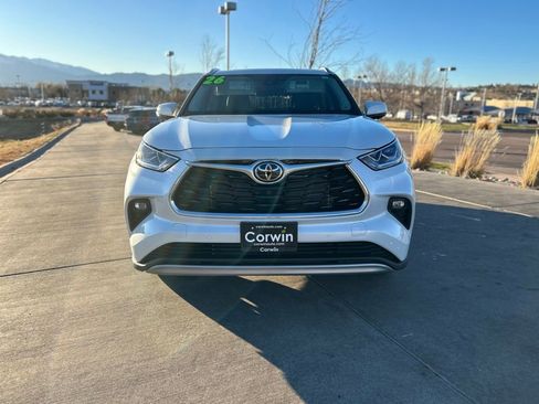 New 2026 Toyota Highlander Platinum AWD/4WD image 2