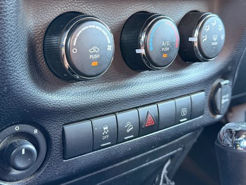 Used 2015 Jeep Wrangler Unlimited Sahara w/ Connectivity Group AWD/4WD image 22