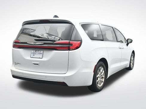 Used 2025 Chrysler Pacifica Select image 7