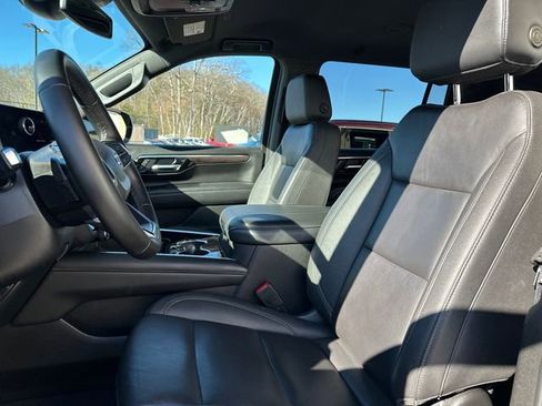 Used 2025 Chevrolet Suburban Z71 AWD/4WD image 36