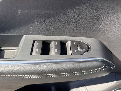 Used 2025 GMC Acadia Elevation image 28