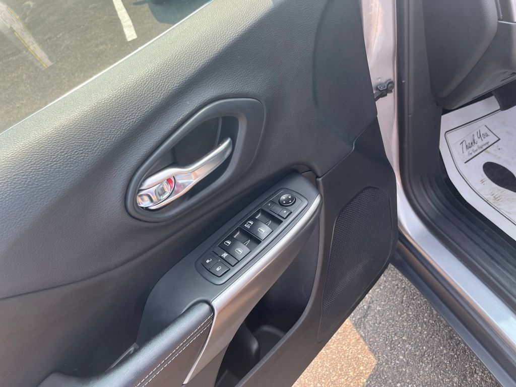 Used 2019 Jeep Cherokee Latitude w/ Popular Appearance Group AWD/4WD image 12