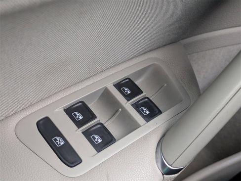 Used 2017 Volkswagen Golf S image 22