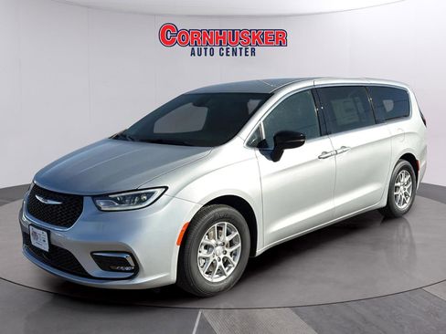 New 2026 Chrysler Pacifica Select image 3