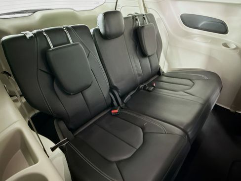 Used 2023 Chrysler Pacifica Touring-L image 34