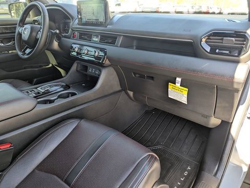 Used 2025 Honda Pilot Black Edition image 10