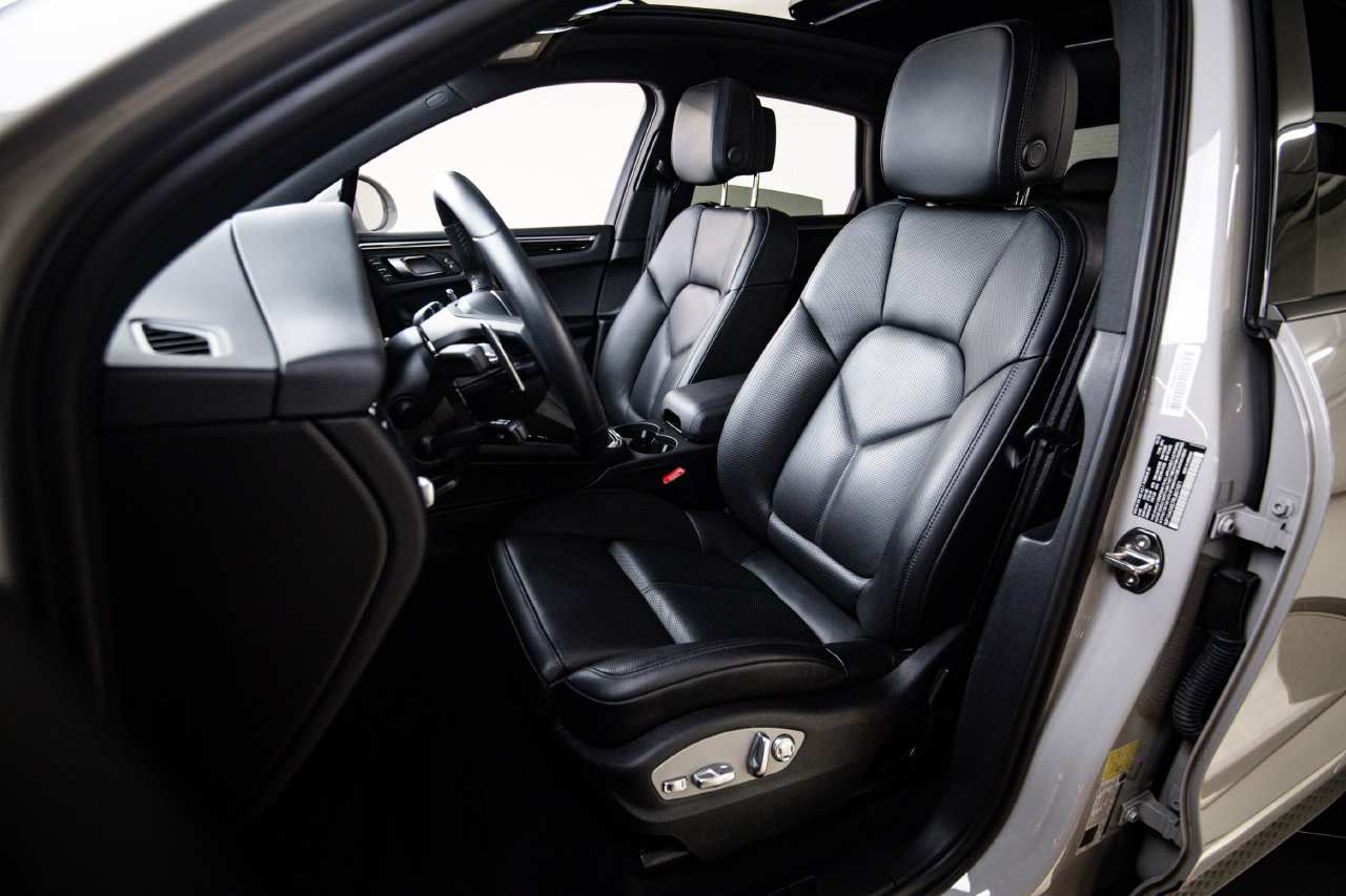 Certified 2024 Porsche Macan AWD/4WD image 5