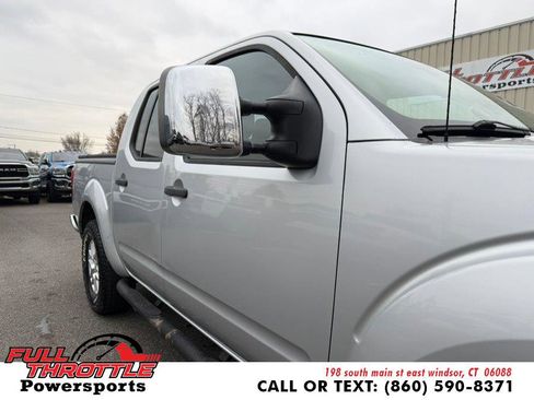 Used 2015 Nissan Frontier SV image 2