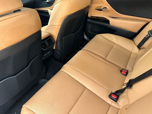 Used 2025 Lexus ES 300h w/ Premium Package FWD image 9
