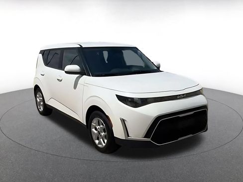 Used 2025 Kia Soul LX w/ LX Technology Package FWD image 3