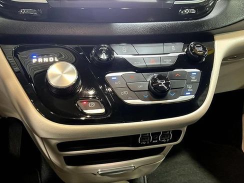 Used 2023 Chrysler Voyager LX FWD image 14