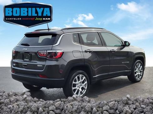 Used 2022 Jeep Compass Latitude AWD/4WD image 3