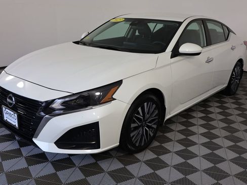 Used 2023 Nissan Altima 2.5 SV FWD image 4