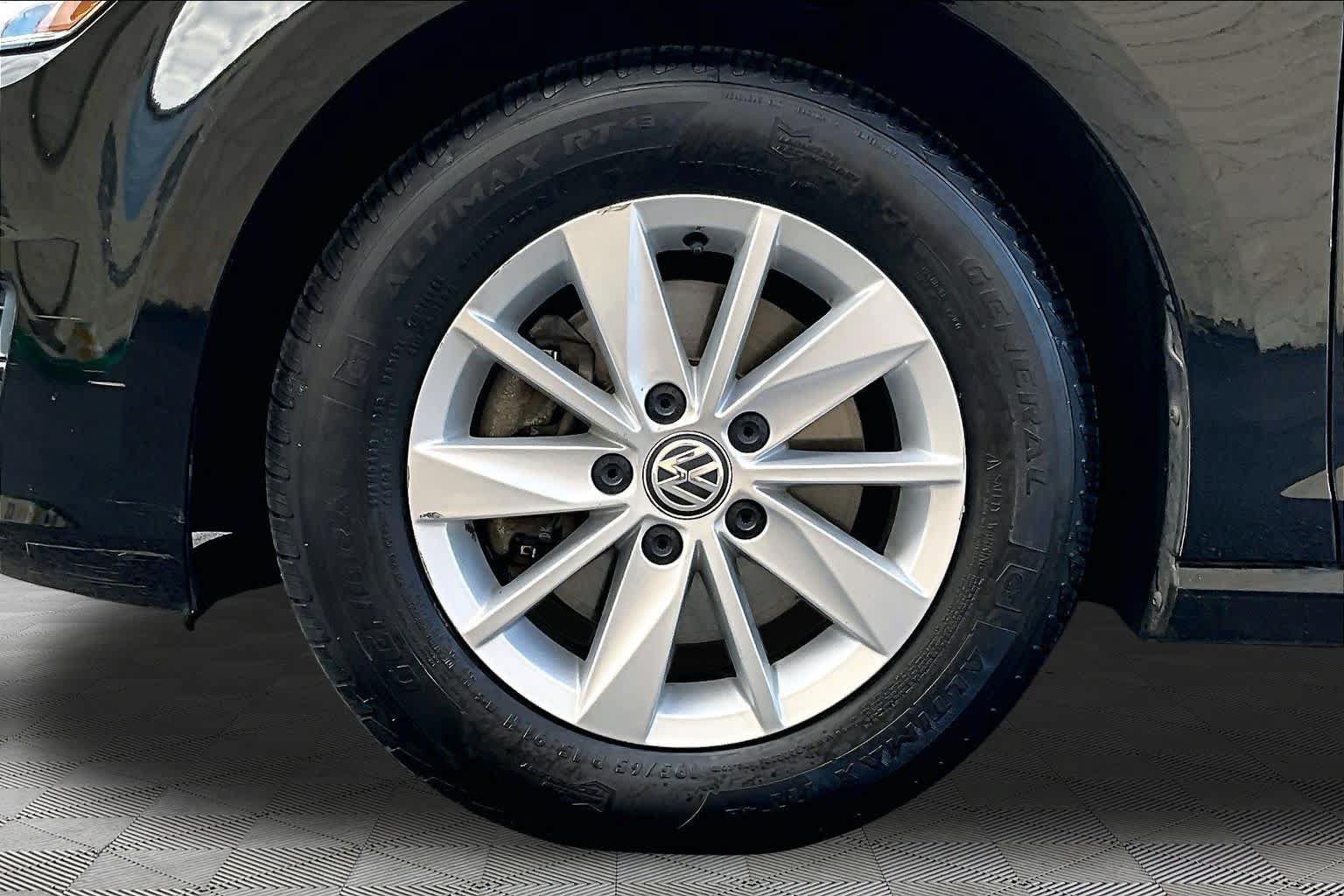 Used 2017 Volkswagen Golf S FWD image 11