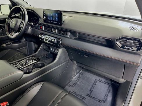 Used 2025 Honda Pilot TrailSport image 32