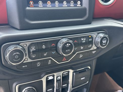 Used 2020 Jeep Wrangler Unlimited Rubicon w/ Cold Weather Group AWD/4WD image 35