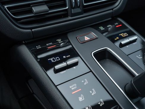 Certified 2025 Porsche Macan image 28