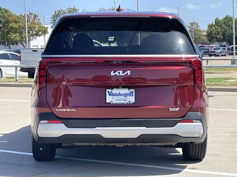 Used 2025 Kia Carnival FWD image 5