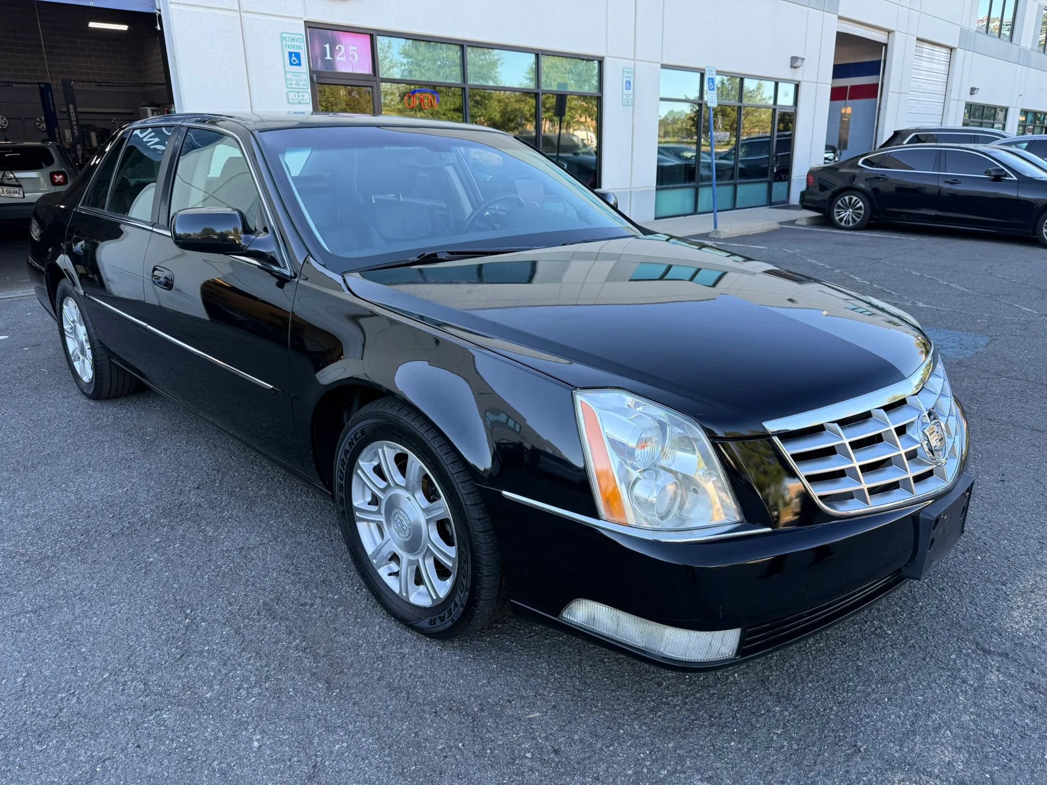 Used 2011 Cadillac DTS FWD image 8