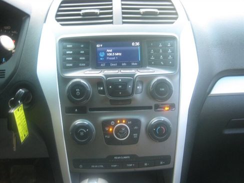 Used 2015 Ford Explorer XLT image 26