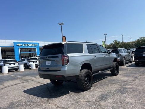 Used 2023 Chevrolet Suburban Z71 w/ Luxury Package image 3