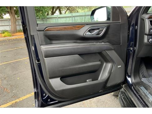 Used 2023 Chevrolet Suburban Premier image 23