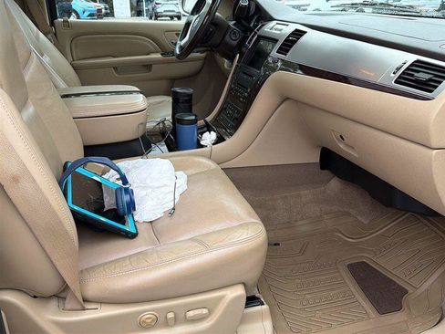 Used 2010 Cadillac Escalade ESV Premium RWD image 30