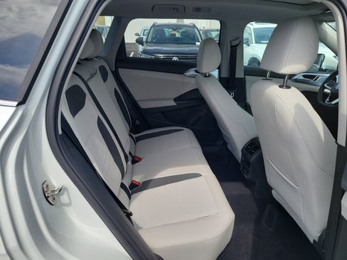 New 2026 Volkswagen Taos SE FWD image 8