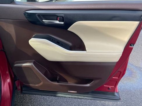 Used 2022 Toyota Highlander XLE image 42