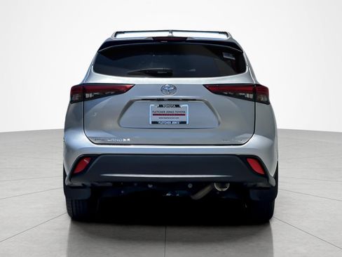 Used 2022 Toyota Highlander XLE AWD/4WD image 4