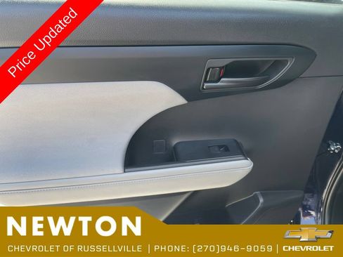 Used 2022 Toyota Highlander LE AWD/4WD image 34